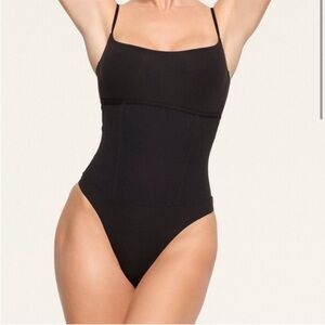 skims - fits everybody corset bodysuit (onyx)